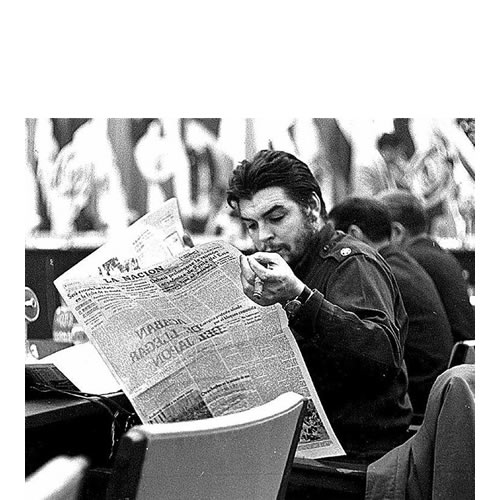 Ernesto Guevara en el aeropuerto de Montevideo leyendo el diario La Nación en espera para la visita a la Argentina para el encuentro ocn Frondizi, esta sera el último viaje que hara al país el 18 de agosto de 1961.